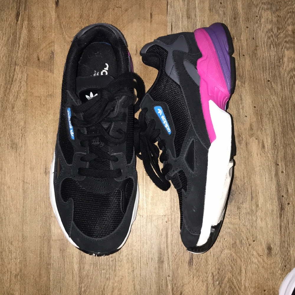 Adidas falcon sneaker size 8